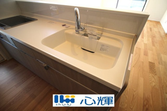 【キッチン】 | サンコート山口市平井（１号地） | 排水口のリンクをなくし、汚れが溜まりやすい溝がないので、お手入れが簡単です。
