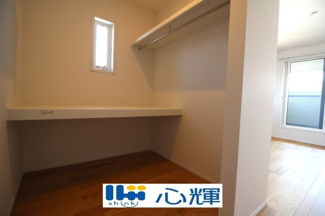 【収納】 | サンコート山口市平井（１号地） | 2階ウォークインクローゼットは、衣類やかばんなどをまとめて収納出来ます。

