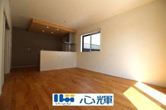 【居間・リビング】 | サンコート山口市平井（１号地） | 降り注ぐ陽光をいっぱいに浴び、メインライトと共に室内全体が明るい・開放感のあるＬＤＫ。