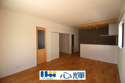 【居間・リビング】 | サンコート山口市平井（１号地） | 家族の笑顔が集まる空間。居室のサッシはペアガラスを採用、高い断熱性による省エネと結露対策に有効です。