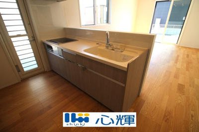 【キッチン】 | サンコート山口市平井（１号地） | ご家族との会話を楽しみながら家事が出来る対面キッチン。バックスペースは充分な広さを確保しています。