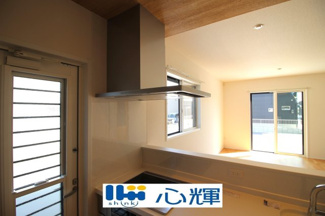 【キッチン】 | サンコート山口市平井（１号地） | 最新タイプのレンジフードは吸引性能も良好！お手入れも簡単です。