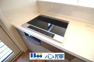 【キッチン】 | サンコート山口市平井（１号地） | ＩＨクッキングヒーターです。安全機能も充実しているので安心。お掃除も楽です。

