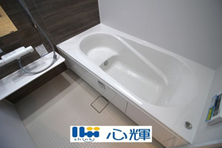 【浴室】 | サンコート山口市平井（１号地） | 疲れを癒す場所にふさわしい快適で清潔な空間で、心も体もオフになるリラックスタイムをお楽しみ下さい。