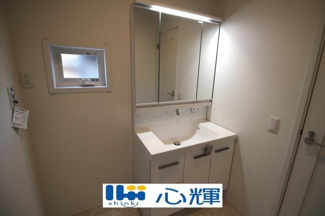 【独立洗面台】 | サンコート山口市平井（１号地） | 大きくて見やすく清潔感ある洗面台。収納も多く、コスメ等もスッキリと仕舞えます。