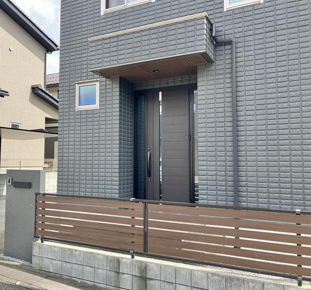 高坂戸建のエントランス