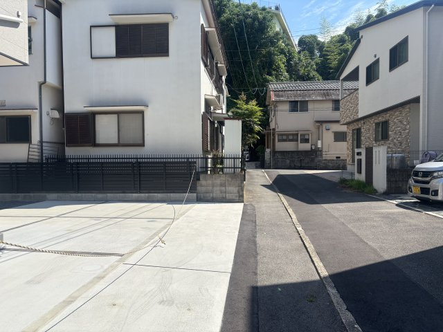 南区南大河町の前面道路含む現地写真|交通量少なめの閑静な住宅地です。