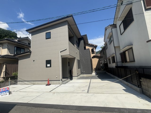 南区南大河町の駐車場|駐車スペース4台分あり。ご家族でお車をお持ちの方や来客時にも安心のゆとりある駐車スペースです。