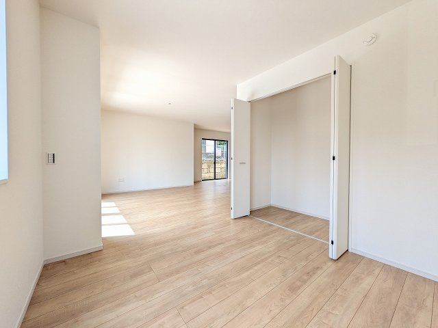八王子市　丸山町　新築一戸建て　２期の居間・リビング|～23.5帖の明るく開放感のあるLDK、家族団欒の時間をお過ごしいただけます～