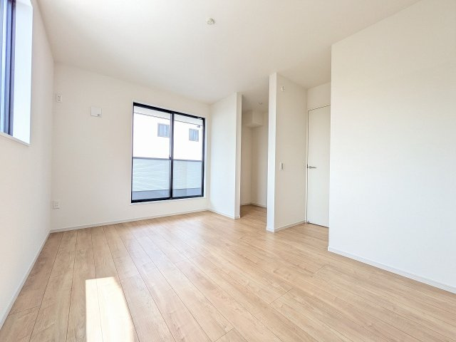 八王子市　丸山町　新築一戸建て　２期の寝室|～2階8.6帖の主寝室　ベッドなど大型家具のレイアウトも楽しめる広さです～