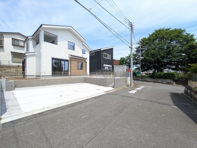 八王子市　丸山町　新築一戸建て　２期の前面道路含む現地写真|～前面6ｍ道路で駐車もしやすいです～