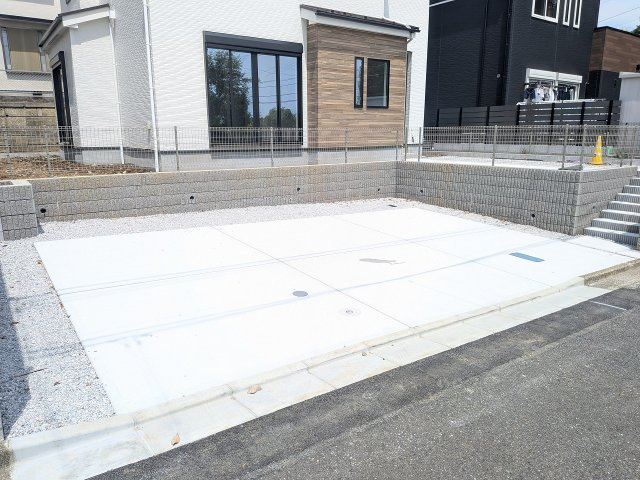 八王子市　丸山町　新築一戸建て　２期の駐車場|～並列3台駐車可能カースペース～