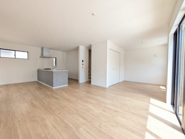 八王子市　丸山町　新築一戸建て　２期の居間・リビング|～23.5帖の明るく開放感のあるLDK、家族団欒の時間をお過ごしいただけます～
