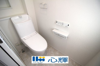 【トイレ】 | サンコート山口市平井（２号地） | 洗浄付き、暖房付き便座が魅力的。毎日使用する場所だから、清潔な空間であって頂けるよう配慮しました。