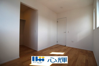 【洋室】 | サンコート山口市平井（２号地） | 明るさを基調とした部屋は、光を反射するので部屋を明るく美しく見せる効果もあります。
