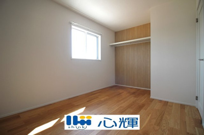 【洋室】 | サンコート山口市平井（２号地） | 住まう方でカスタマイズして頂けるシンプルなデザインの内装。ご自身で素敵な空間を創り上げられます。