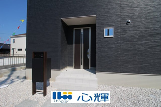 【玄関】 | サンコート山口市平井（２号地） | 家の顔となる玄関。 ゲストを迎え入れても安心の空間です。
