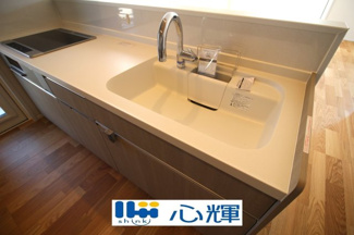 【キッチン】 | サンコート山口市平井（２号地） | 排水口のリンクをなくし、汚れが溜まりやすい溝がないので、お手入れが簡単です。
