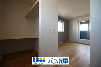 【収納】 | サンコート山口市平井（２号地） | 2階ウォークインクローゼットは、衣類やかばんなどをまとめて収納出来ます。
