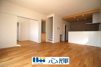 【居間・リビング】 | サンコート山口市平井（２号地） | 家族が集う開放的な自由空間。季節ごとに壁飾りや家具の配置を変えて楽しんでみるのはいかがですか。
