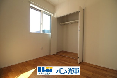 【居間・リビング】 | サンコート山口市平井（２号地） | リビングから続く洋室はゲストルームとしても使用できます。


