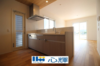 【キッチン】 | サンコート山口市平井（２号地） | 充分なスペースを実現したキッチン空間となっています。寛ぐ方とお料理をされる方の一体感を重視した設計。