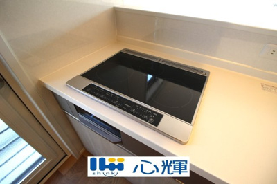 【キッチン】 | サンコート山口市平井（２号地） | ＩＨクッキングヒーターです。安全機能も充実しているので安心。お掃除も楽です。
