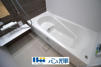 【浴室】 | サンコート山口市平井（２号地） | ゆったりと足を伸ばし、寛げるバスルーム。一日の疲れを癒してくれる空間です。
