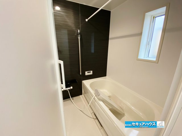 【今からご案内可能】東浦町大字生路　全4棟の浴室|【浴室】
◆アクセントパネルで落ち着きのある雰囲気を演出します。毎日の疲れを癒やすバスタイムをお楽しみ下さい！
◆窓付きで、カビの繁殖を抑える効果があります。