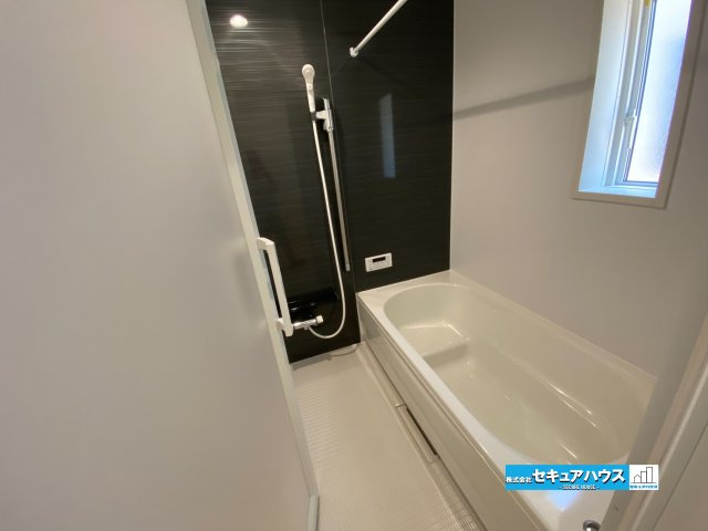 【今からご案内可能】東浦町大字生路　全4棟の浴室|【浴室】
◆アクセントパネルで落ち着きのある雰囲気を演出します。毎日の疲れを癒やすバスタイムをお楽しみ下さい！
◆窓付きで、カビの繁殖を抑える効果があります。