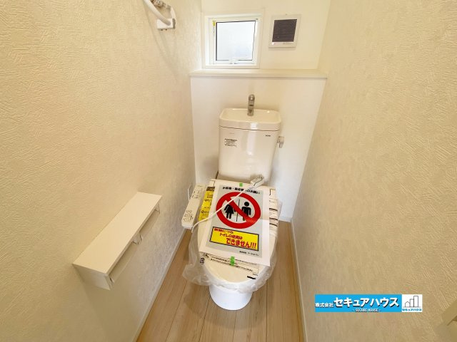 【今からご案内可能】東浦町大字生路　全4棟のトイレ|【高機能トイレ】
◆高機能トイレの多くは便器のフタの開閉が自動であり、使用後に手動で水を流す面倒もなく非常に便利です。スタイリッシュな見た目で、お掃除しやすく、節水効果が高いです。