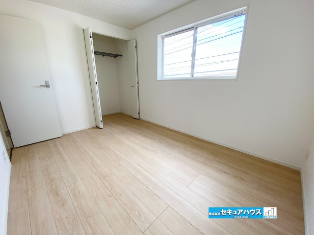 【今からご案内可能】東浦町大字生路　全4棟の洋室|【洋室6帖バルコニー側】
◆家族一人ひとりの大切なプライベート空間。趣味に合わせて使って頂けるようシンプルに仕上げてあります。暮らし心地を大きく左右する収納を、適材適所に配置し使い勝手を考慮しました。