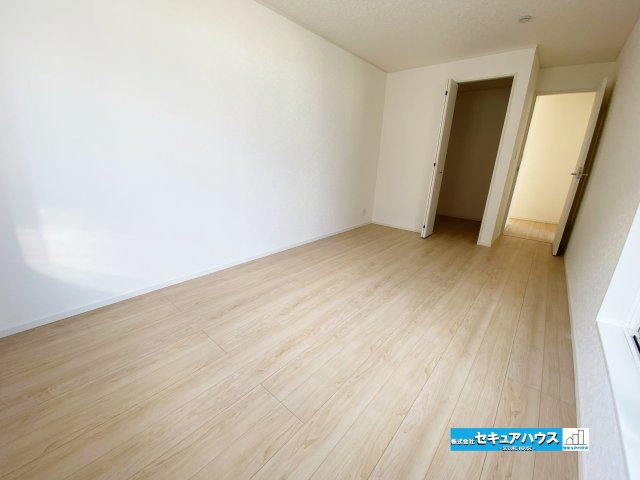 【今からご案内可能】東浦町大字生路　全4棟の洋室|【洋室8帖】
◆お子様のお部屋や主寝室、来客時の宿泊室、趣味のお部屋としてもご利用いただけます♪