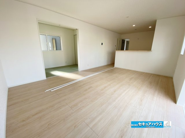【今からご案内可能】東浦町大字生路　全4棟の居間・リビング|【LDK】
◆家族揃ってリビングで過ごすお休みの日が、楽しみになる場所となることでしょう。
対面式のオープンキッチンは、家事をしながら家族の様子が一目でわかる安心＆便利設備♪
