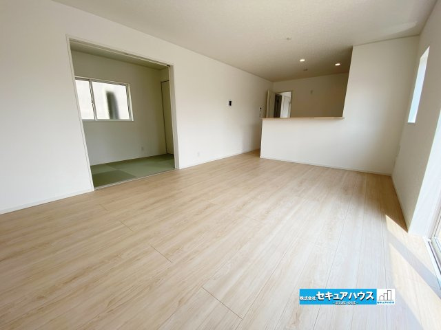 【今からご案内可能】東浦町大字生路　全4棟の居間・リビング|【LDK】
◆家族揃ってリビングで過ごすお休みの日が、楽しみになる場所となることでしょう。
対面式のオープンキッチンは、家事をしながら家族の様子が一目でわかる安心＆便利設備♪