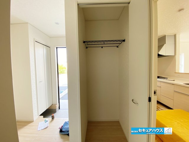 【今からご案内可能】東浦町大字生路　全4棟の収納|【廊下収納】
◆日用品や掃除用品、ストック品などをすっきり収納できる便利な廊下収納。必要なものを手の届く場所にまとめられ、住まいを整った印象に保てます。　　　　　　　　　　　　　　　　　　　　　　　　