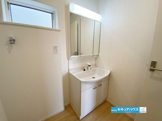 【今からご案内可能】東浦町大字生路　全4棟の独立洗面台|【洗面台】
◆鏡の裏にはたっぷりと収納スペースを標準装備！
◆電源を付属しているのでドライヤーなど利用できます。