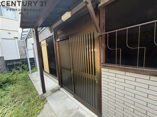 南鈴原貸家　D棟（南から2軒目）のエントランス
