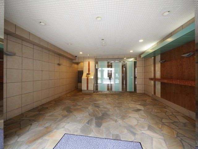 墨田区緑２丁目の賃貸マンションのエントランス