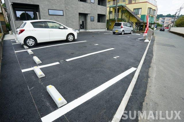 ノヴァイフ黒髪(仮)の駐車場