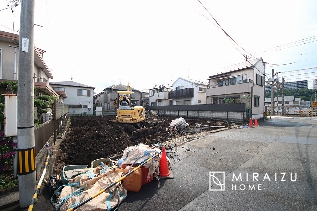 【前面道路含む現地写真】 | 人生100年時代、永く安心してお住まいいただくために、大切なご家族と財産を守ることのできる地震に強い安心な住宅！お休みの日にご家族で見学はいかがでしょう♪