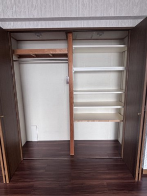 【収納】 | キングマンション堂島川 | 洋服も欠けられるクローゼットです。