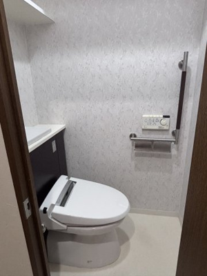 【トイレ】 | キングマンション堂島川 | ユニバーサルデザインの温水洗浄便座付きトイレです。