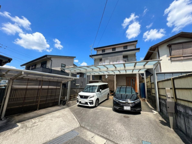 「駐車3台可！オール電化」高知市神田　中古戸建ての外観|駐車3台可能なゆとりの敷地。来客時にも便利なカーポート付きです。