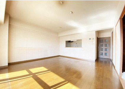「買い物施設充実」高知市稲荷町セルヴィ21知寄町　中古マンションの居間・リビング|ポカポカと心地よい陽光が差し込む16.0帖のLDK。