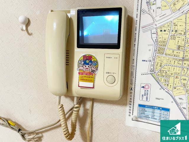 シャルマンコーポ伊丹の防犯設備|モニターインターホン！声だけでなく来訪者の姿や顔がモニターで確認できるので、小さなお子様がいらっしゃるご家庭でも安心できます！