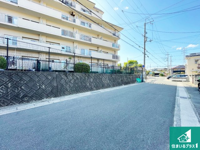 シャルマンコーポ伊丹の外観|周辺は閑静な住宅街！前面道路広々で車の出し入れも便利です。