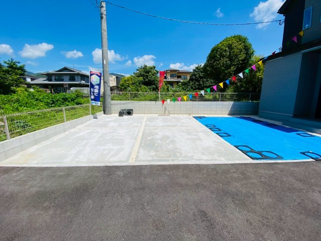 ハートフルタウン／西区戸坂町357番／A号棟の前面道路含む現地写真