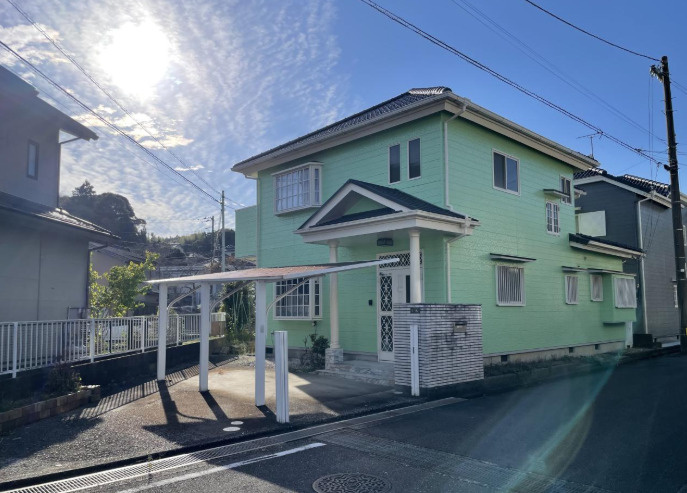 「収納豊富」高知市西秦泉寺　中古一戸建ての外観|前面道路が広く駐車もしやすい敷地です◎
