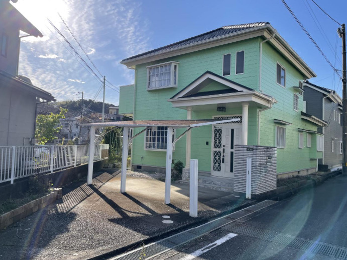 「収納豊富」高知市西秦泉寺　中古一戸建ての外観|爽やかなグリーンカラーが印象的な外観。駐車スペースも確保された戸建住宅です。